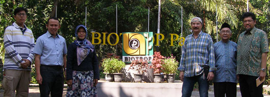 Dr. James P. Cuda flanked by faculty and students of SEAMEO BIOTROP. The Centre Director is Dr. Irdika Mansur (far right).